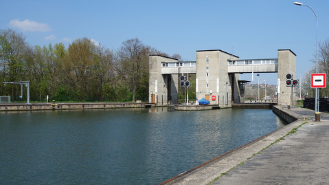 Sluice bay of the pleidelsheim lock